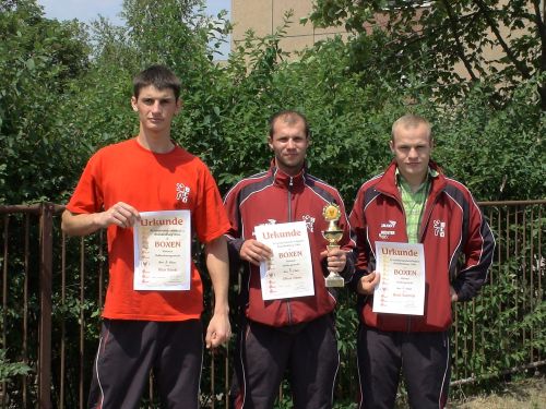 Ergolgreich bei der Landesmeisterschaft: Nico Stroh, Oliver Klose und René Schmidt (von links) präsentierten stolz ihre Urkunden. Für Klose gab es sogar einen kleinen Pokal.